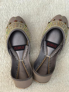 Zuruf Handmade Khussa – Traditional Pakistani Elegance